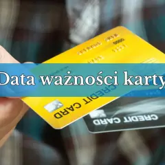 Dwie karty płatnicze, żółta i czarna, w dłoniach. Na żółtej karcie widoczny napis "Data ważności karty".
