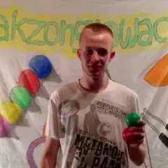 Jak żonglować 2 piłkami - proste techniki dla początkujących