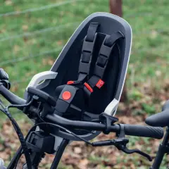 Moderner Kindersitz für das Fahrrad vorne, erlaubt sichere Ausflüge mit dem Nachwuchs.