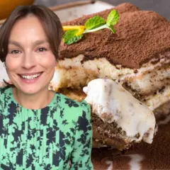 Uśmiechnięta Ania gotuje pyszne tiramisu. Kremowy deser z kakao i biszkoptami wygląda apetycznie.