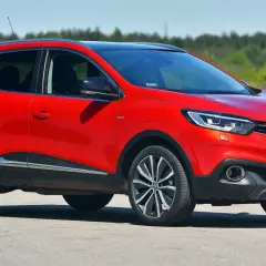 Czerwony Renault Kadjar na drodze. Zastanawiasz się, jaki silnik wybrać do tego modelu?