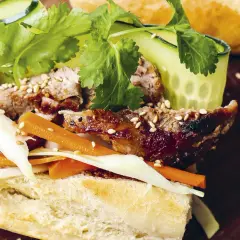 En saftig banh mi med grillat kött, krispiga grönsaker och färska örter. En perfekt kombination av smaker och texturer.