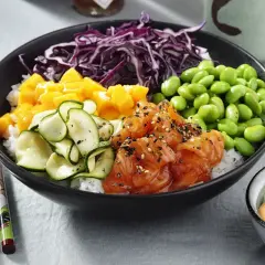 En färgglad poke bowl med lax, mango, gurka, edamamebönor och rödkål. En perfekt och hälsosam måltid.