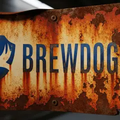 Plaque rouillée avec le logo et le nom de la brasserie BrewDog.