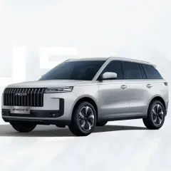 Srebrny Jaecoo 5, SUV o imponujących wymiarach, prezentuje się na tle gór.