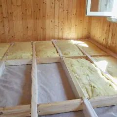 Struttura in legno per isolare pavimento con lana di vetro.