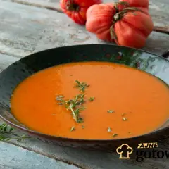 Aksamitna zupa pomidorowa, idealna na chłodne dni. Ten przepis na zupę pomidorową zachwyci każdego. Podana z grzankami i świeżym tymiankiem.