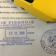 Pieczątka "NIE FIGURUJE w KARTOTECE KARNEJ KRAJOWEGO REJESTRU KARNEGO" z datą 22.12.2020.