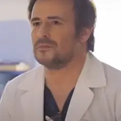 Bartosz Opani w białym kitlu, jakby przygotowywał się do roli w jednym z filmów.