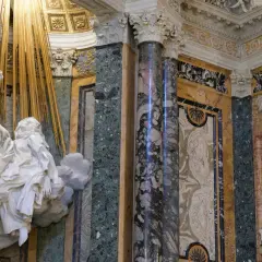La Cappella Cornaro: un angelo colpisce Santa Teresa con una freccia dorata, circondata da marmi preziosi e decorazioni barocche.