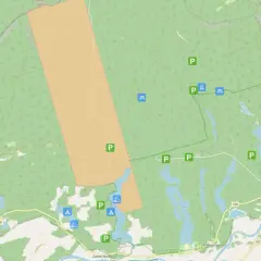 Mapa z zaznaczonymi darmowymi miejscami biwakowymi w lesie, obok jezior i dróg.