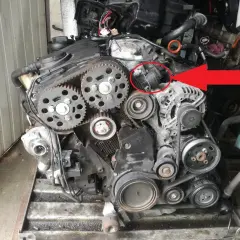 Silnik 2.0 TDI. Czerwona strzałka wskazuje potencjalną przyczynę braku mocy na niskich obrotach - zawór EGR.
