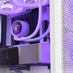 Ein PC mit AIO-Wasserkühlung und RGB-Lüftern. Die AIO-Wasserkühlung zeigt 32°C an. Ein Vergleich zwischen AIO vs. Air Cooler ist hier visuell dargestellt.