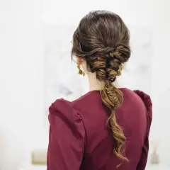 Trenza boda invitada: un recogido elegante con trenzado intrincado y cola de pez, perfecto para una ocasión especial.