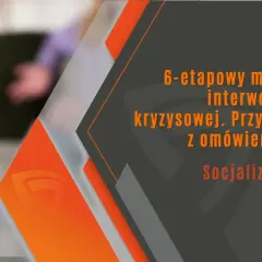 6-etapowy model interwencji kryzysowej: przykład z omówieniem. Socializacja. Dłoń z ołówkiem nad notatnikiem.