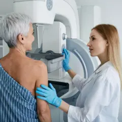 Lekarka przygotowuje pacjentkę do mammografii. Czy mammografia boli? To badanie jest ważne dla zdrowia.