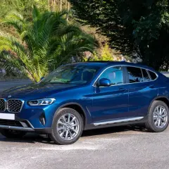 BMW azul con tracción xDrive, ideal para cualquier terreno.