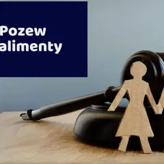Pozew o obniżenie alimentów. Sądowy młotek i sylwetki pary symbolizują sprawę rodzinną.