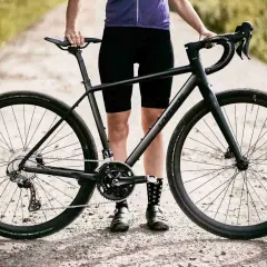 Czarny rower gravel czy cross na szutrowej drodze, gotowy na przygodę.