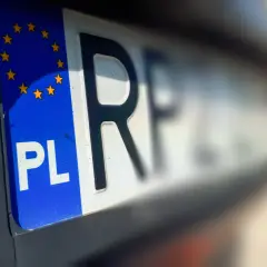 Zbliżenie na polską tablicę rejestracyjną z symbolem UE. Może to być związane z wyrejestrowaniem pojazdu.