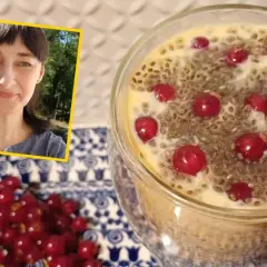 Pyszny deser z nasionami chia i czerwonymi porzeczkami. Dowiedz się, jak jeść nasiona chia, by cieszyć się ich smakiem i zdrowiem.