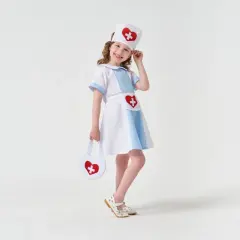 Uśmiechnięta dziewczynka w stroju pielęgniarki z sercem i krzyżem, trzymająca białą torebkę.
