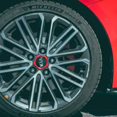 Felga Kia GT z czerwonym akcentem i logo Kia.