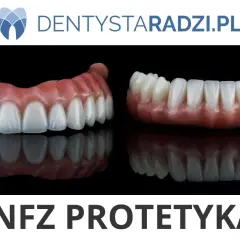 Dwa rzędy sztucznych zębów na różowym podniebieniu. Zastanawiasz się, jak zdobyć nowe zęby za darmo? Sprawdź NFZ PROTETYKA.