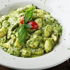 Gnocchi z pesto: Z czym podawać? Odkryj idealne połączenia!