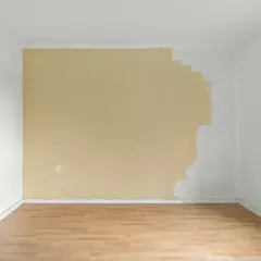 Ściana w połowie pomalowana na żółto, jakby ktoś zastanawiał się, czy lepsza będzie farba ceramiczna czy lateksowa.