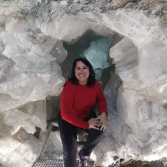 Una mujer sonríe dentro de la Cueva de los Cristales, una maravilla natural que ver en Pulpí.