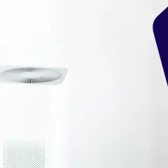 Un purificador de aire blanco, similar a un ventilador de pie, muestra su diseño minimalista. Averigua cuanto consume un ventilador de pie.