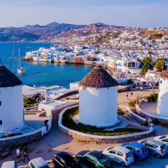 Wiatraki na Mykonos, symbol Cyklad. Co to za wyspy? To greckie wyspy z pięknymi białymi domkami i turkusowym morzem.