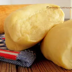 Gotowe ciasto na pierogi, jak ciasto wonton, czeka na wałek.
