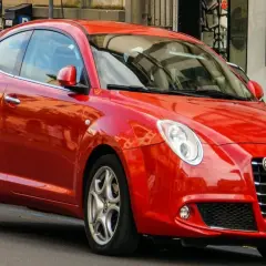Alfa Romeo MiTo rossa, sportiva e agile, perfetta per chi cerca un'auto con un bollo auto 300 cv.