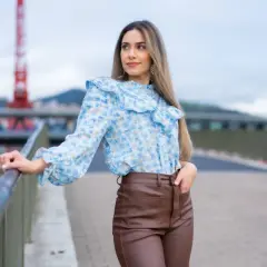 Skórzane spodnie: Jaka bluzka? Stwórz idealny look na każdą okazję.