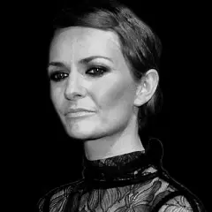 Kasia Stankiewicz, artystka znana z emocjonalnych utworów, w czarno-białym kadrze.