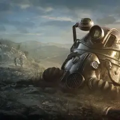 Zbroja z Fallout 76 leży na ziemi, dwójka graczy idzie w tle. Sprawdź fallout 76 wymagania!