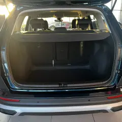 Otwarty bagażnik Seat Ateca, gotowy na podróż. Sprawdź, jak duża jest jego pojemność bagażnika, idealna na wakacyjne wyjazdy.