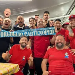 Un gruppo di tifosi esulta con una sciarpa "Orgoglio Partenopeo" e magliette con scritto "Nennella Napoli".