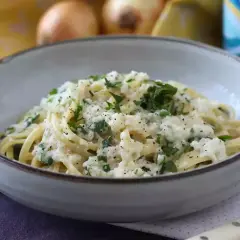 Krämig pasta med ost och persilja, ett av många billiga vegetariska recept som passar perfekt för en snabb middag.