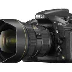 Profesjonalny aparat Nikon D810A z szerokokątnym obiektywem, gotowy do uchwycenia każdej sceny.