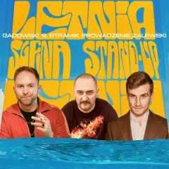 Trzech mężczyzn na tle nieba i wody. Bartosz Zalewski prowadzi letni stand-up z Gadowskim i Stramikiem.