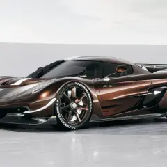 En ny Koenigsegg i glänsande brun lack med vita detaljer. Denna supersportbil ser ut att vara redo för banan.