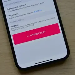 Na ekranie telefonu widoczny jest przycisk "WYMIEŃ BILET", który pozwala na odwołanie rezerwacji i zwrot nadpłaty.