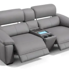 Grauer Ledersofa mit integriertem Tisch und Getränkehaltern. Wenn das **Sofa zu hart was tun**? Dieses Modell bietet Komfort und Technologie.