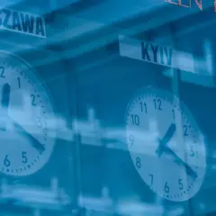 Zegary pokazujące czas w Warszawie i Kijowie, a nad nimi kursy akcji.