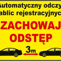 Tablica informuje o automatycznym odczycie tablic rejestracyjnych i nakazuje zachować odstęp 3m między pojazdami.