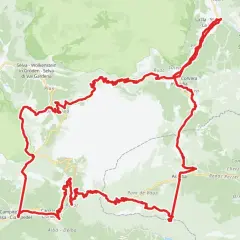 Trasa Sella Ronda, malownicza pętla rowerowa w Dolomitach, prowadzi przez urokliwe miejscowości jak Corvara, Selva i Canazei.