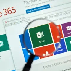 Szukasz **excel darmowy**? Zobaczysz tu ikonę Excela powiększoną lupą na stronie Office 365, gdzie dostępne są aplikacje online.